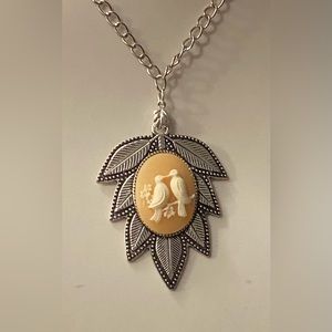 NEW Beautifully detailed "Love birds/white doves"  necklace